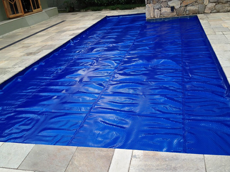 Capa térmica. ( Confeccionada com resistentes bolhas de ar, mantém até 80% do calor em piscinas aquecidas e conserva a temperatura ambiente em piscinas expostas ao sol).